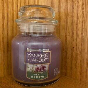 YANKEE CANDLE 3.7 OZ Jar Lilac Blossoms